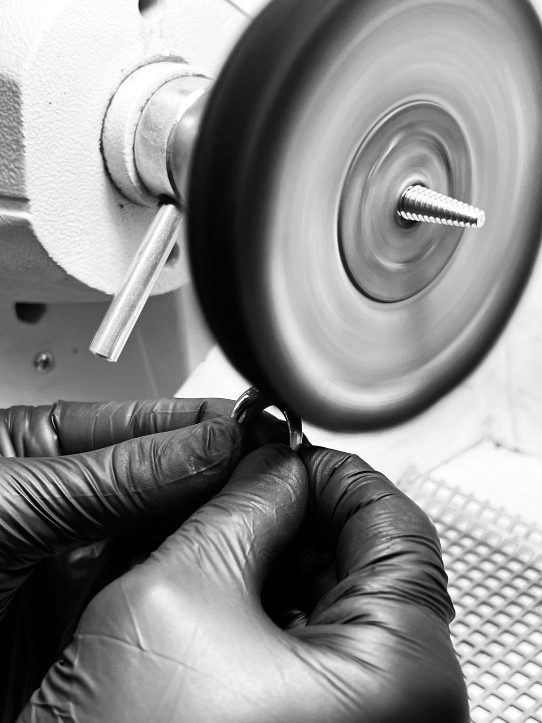 Polissage d'une bague au touret, mains gantées