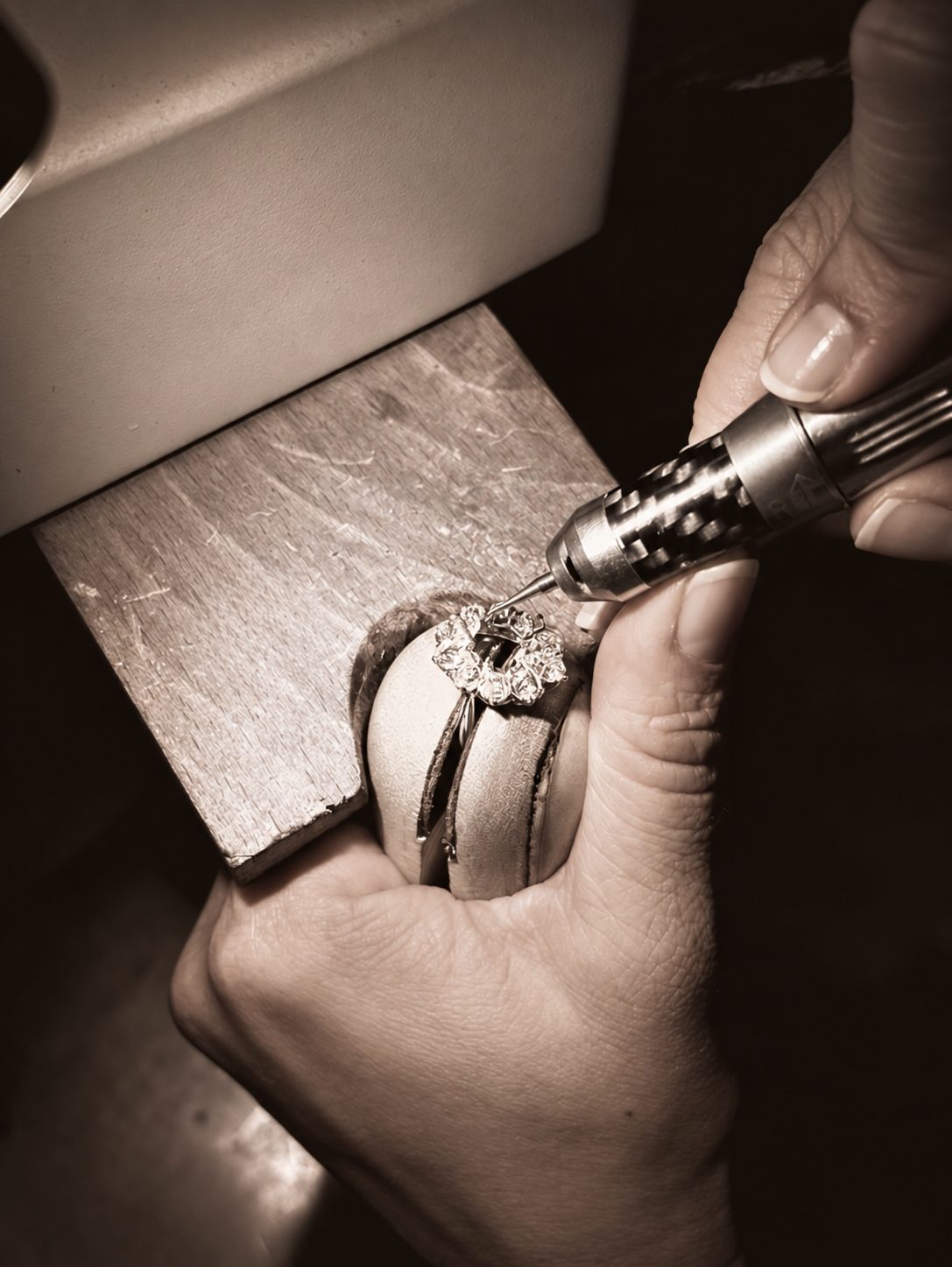 Sertissage d'une bague fleur sous binoculaire